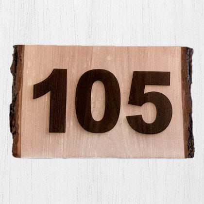 Numerokyltti kaiverruksella, leppä, koko noin 21 cm x 14 cm
